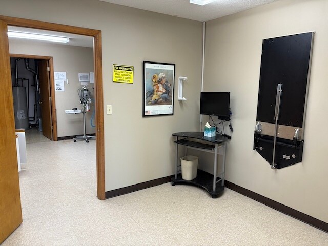 More Photos Of 631 N Pershing St, Energy Veterinarian Kennel For Sale