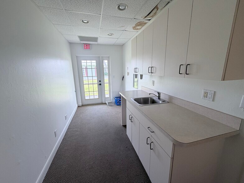 More Photos Of 42 Barkley Cir, Fort Myers Medical For Lease