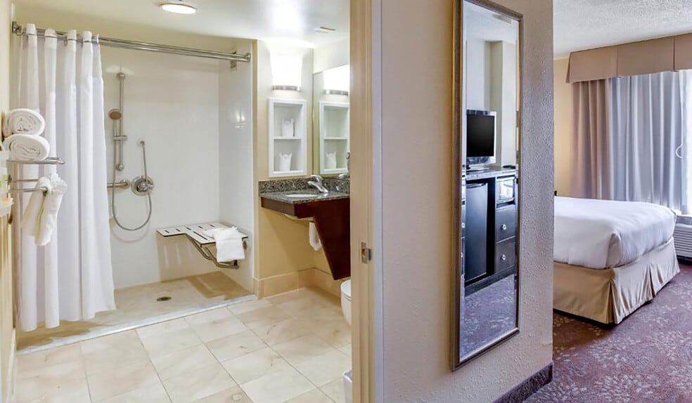 More Photos Of 251 Pennsylvania Pky, Indianapolis Hotel For Sale