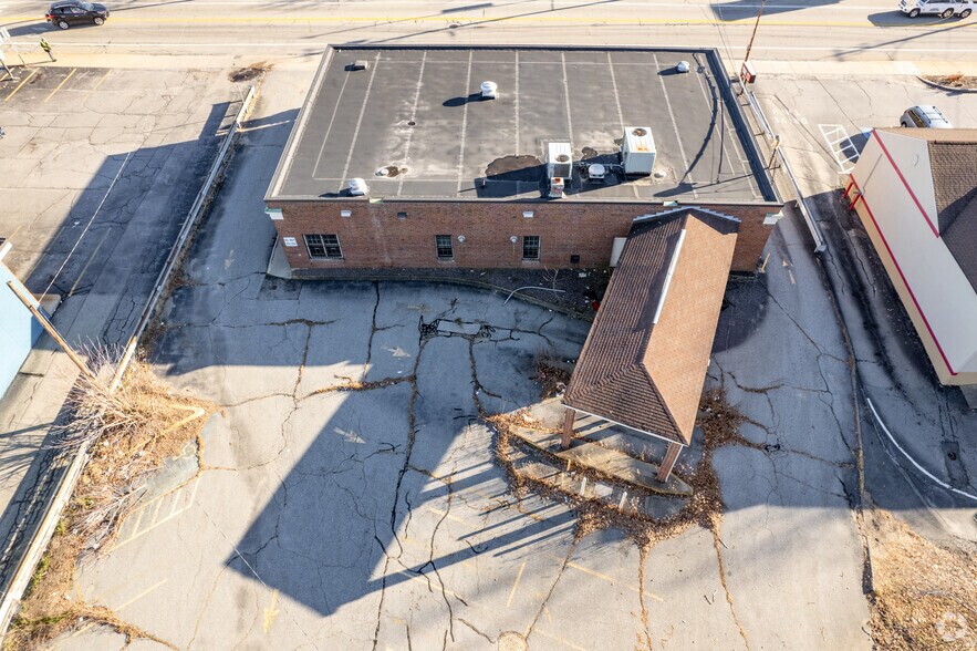 More Photos Of 115 E Main St, Webster Bank For Lease