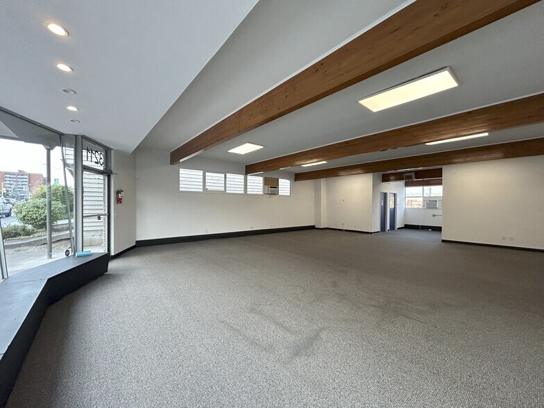 More Photos Of 3211 Broadway, Everett Warehouse For Lease