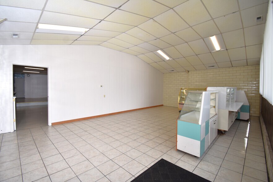More Photos Of 132 N Main St, Hubbard Freestanding For Sale