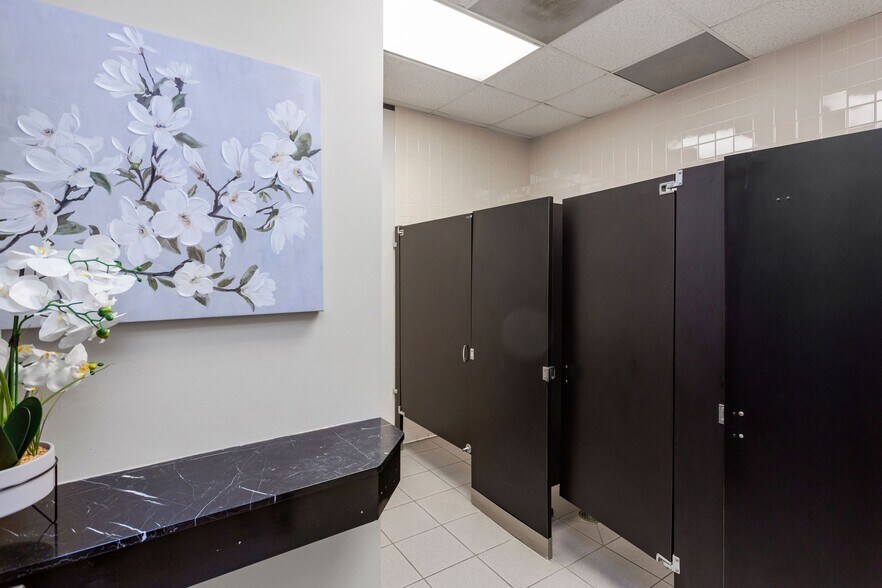 More Photos Of 14905 Southwest Fwy, Sugar Land Office For Lease