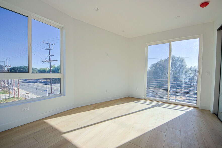 More Photos Of 6401 Odessa Ave, Lake Balboa Multifamily For Sale