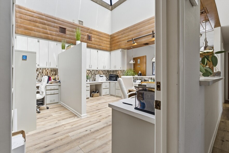 More Photos Of 44709 Date Ave, Lancaster Medical For Sale