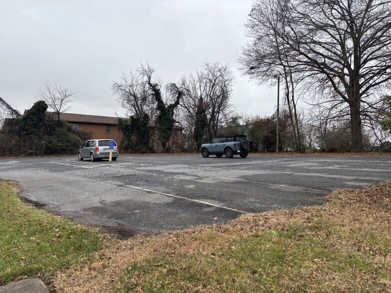 More Photos Of 3024 Forest Hills Cir, Lynchburg Office For Sale