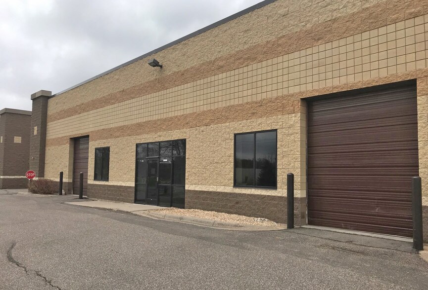 More Photos Of 14140-14198 Northdale Blvd, Rogers Showroom For Lease