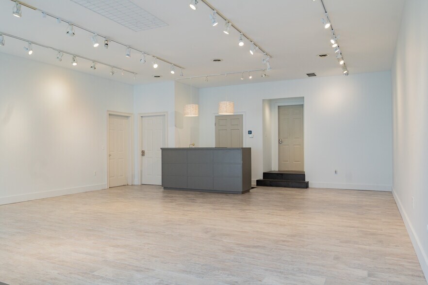 More Photos Of 72 Main St, Wiscasset Storefront Retail Residential For Sale