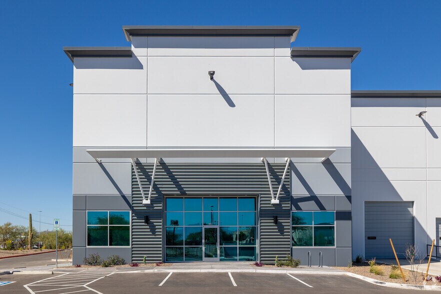 More Photos Of 2717 E Corona Rd, Tucson Warehouse For Lease