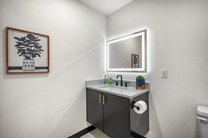 More Photos Of 1229 NW 122nd St, Oklahoma City Light Manufacturing For Sale