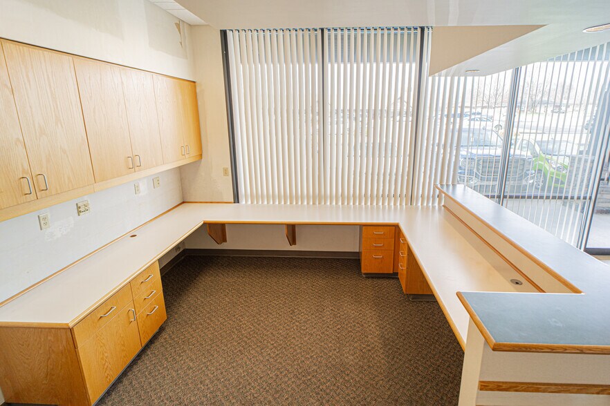 More Photos Of 1730 E Republic Rd, Springfield Unknown For Lease