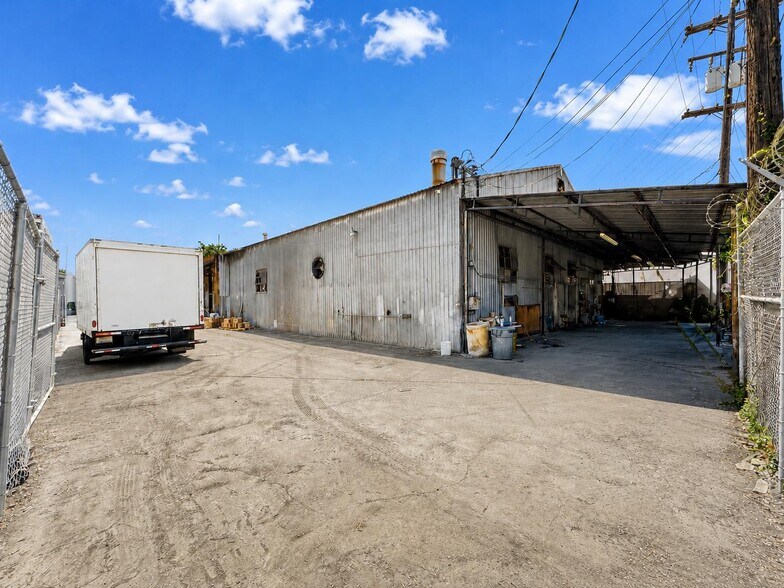 More Photos Of 11001 Vulcan St, South Gate Warehouse For Lease