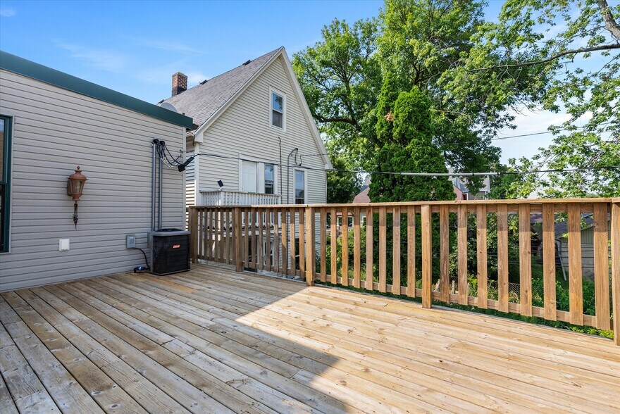 More Photos Of 2600-2604 N Booth St, Milwaukee Storefront Retail Residential For Sale