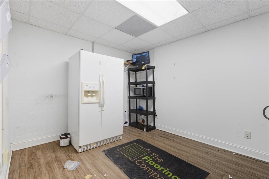 More Photos Of 778 Westover Dr, Danville Showroom For Sale