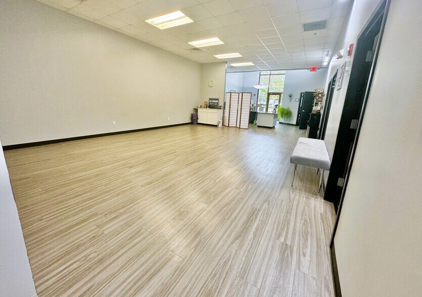 More Photos Of 1047 Glenbrook Way, Hendersonville Storefront Retail Office For Lease