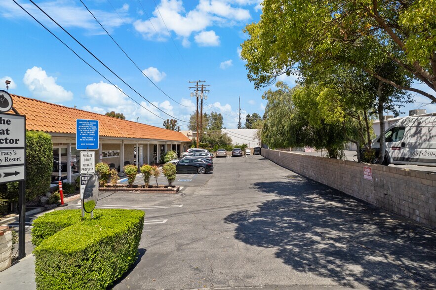 More Photos Of 26055 Bouquet Canyon Rd, Santa Clarita Veterinarian Kennel For Sale