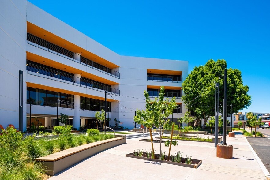 More Photos Of 1661 E Camelback Rd, Phoenix Office For Lease