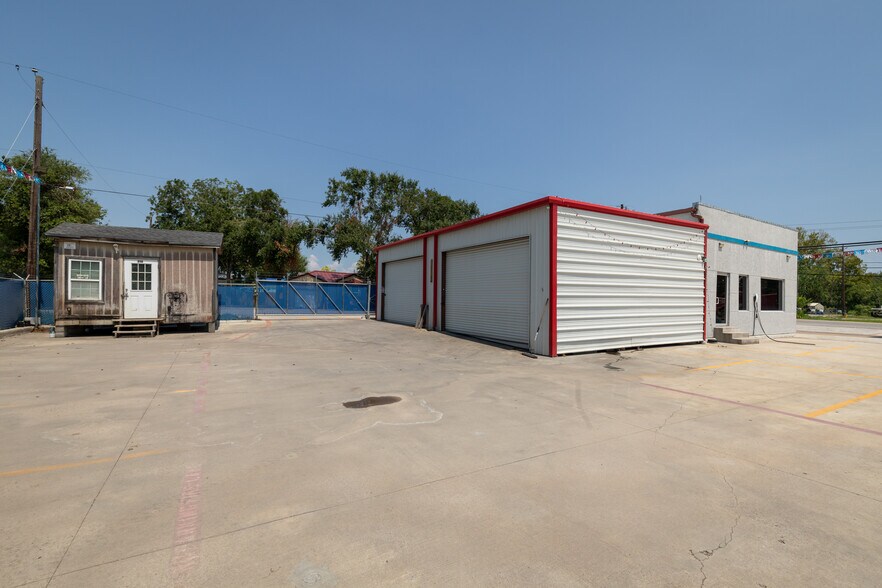 More Photos Of 510 Grand Ave, Bacliff Showroom For Lease