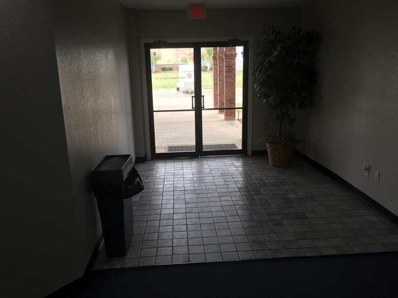 More Photos Of 337 Oaks Trl, Garland Office For Lease