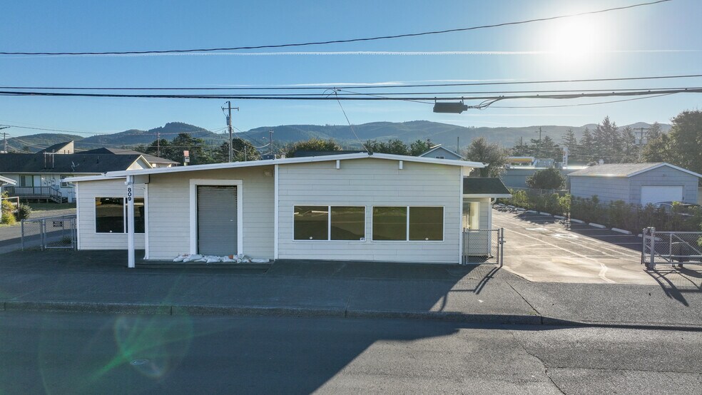 More Photos Of 809 S Holladay Dr, Seaside Showroom For Sale