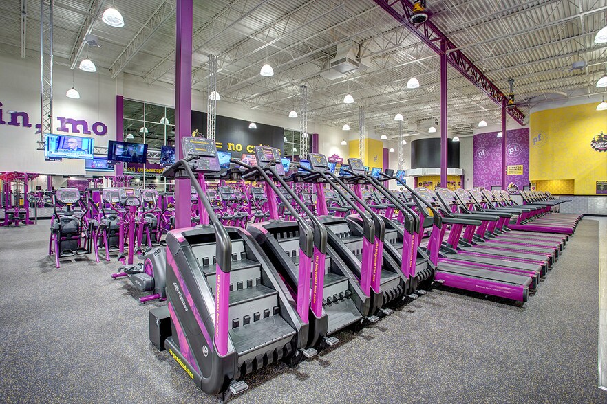 More Photos Of 2113 S Geneva Ave, Joplin Health Club For Sale