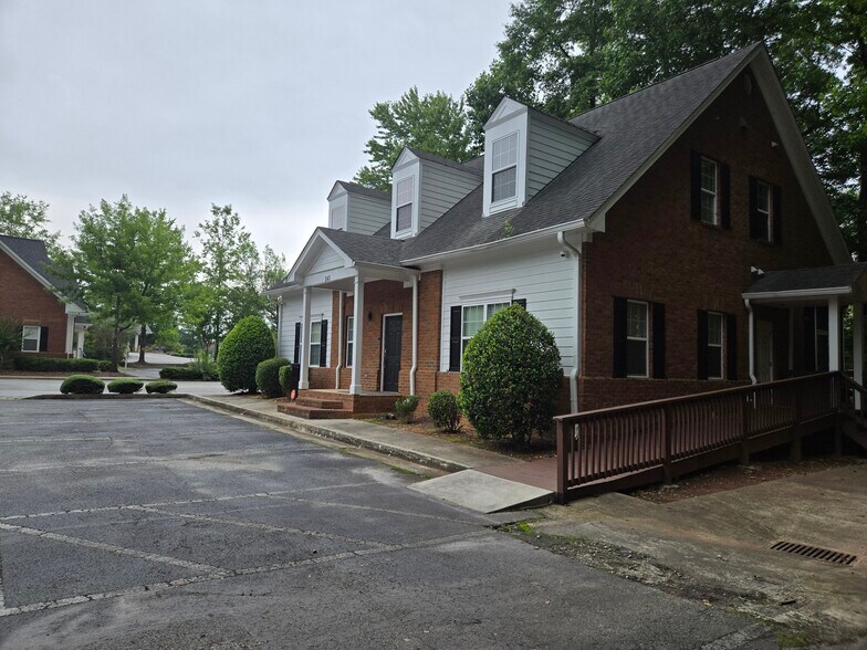More Photos Of 140 Howard Ln, Fayetteville Office For Sale