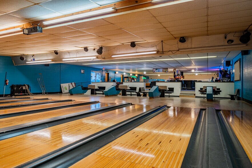 More Photos Of 675 Grant St, Winneconne Bowling Alley For Sale