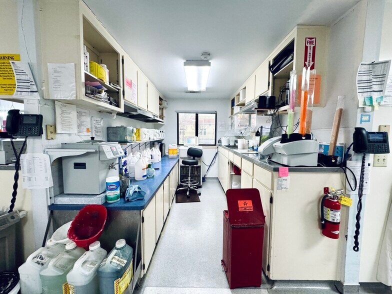 More Photos Of 2036 Railroad Ave, Redding Office For Sale