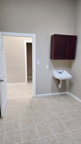 More Photos Of 17434 Red Oak Dr, Houston Medical For Lease