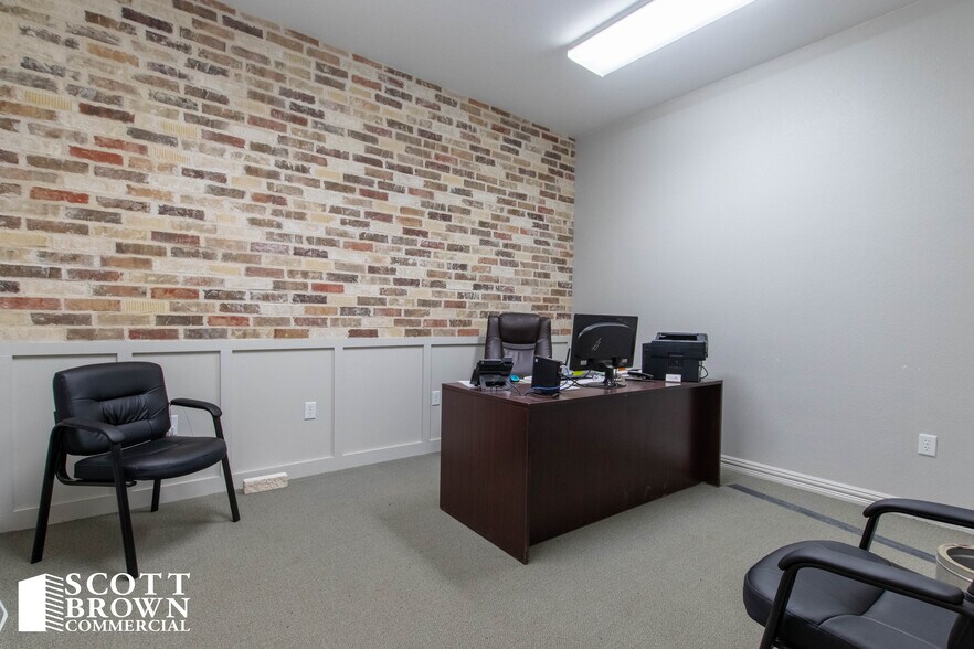 More Photos Of 1212 W Sherman Dr, Aubrey Showroom For Lease