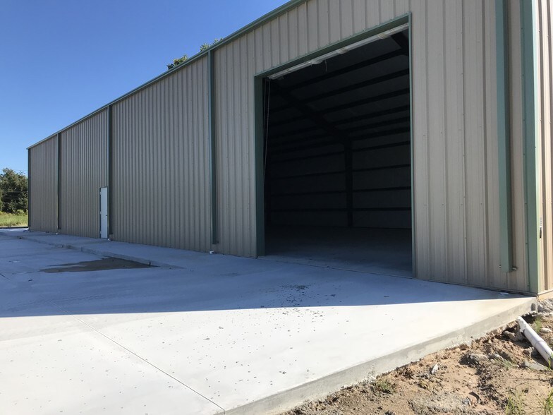 More Photos Of 8727 College St, Beaumont Warehouse For Lease