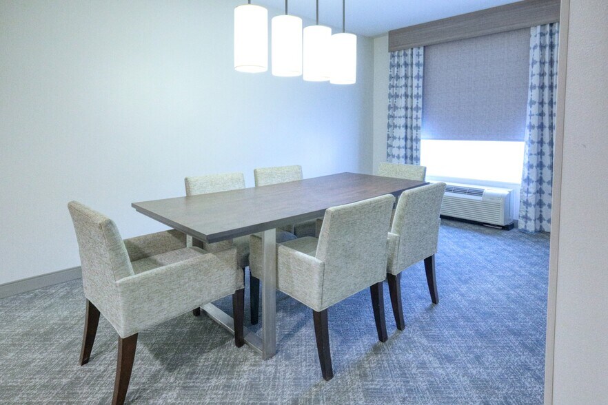 More Photos Of 123 Huvar St, Victoria Hotel For Sale