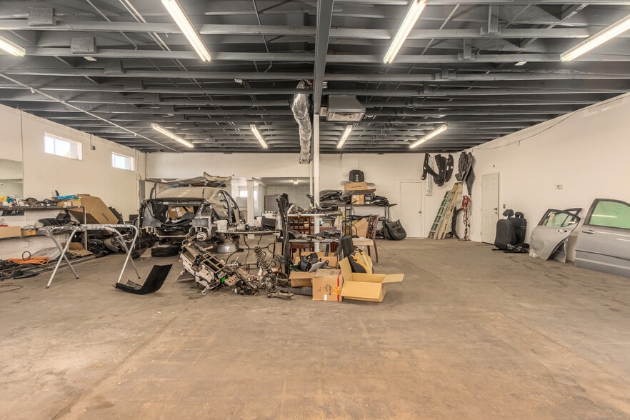 More Photos Of 906 E Broadway Rd, Phoenix Warehouse For Sale