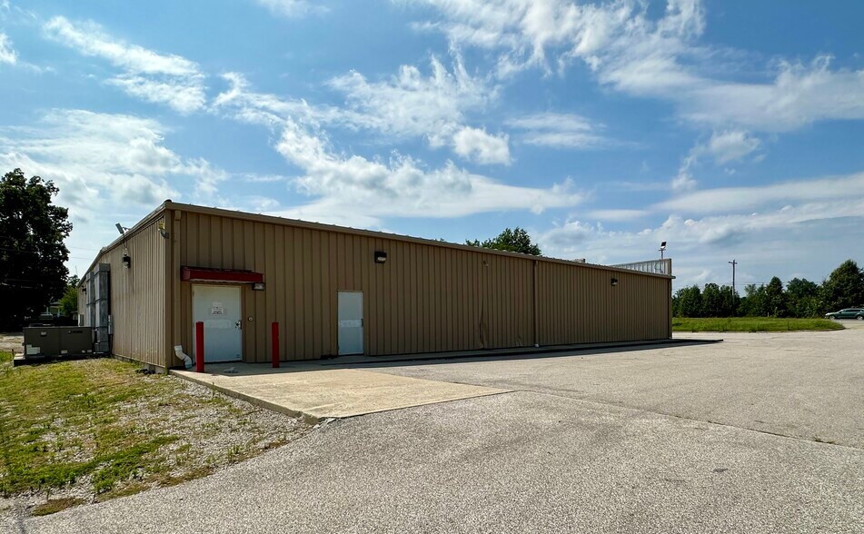 More Photos Of 216 Colonels Way W, Henryville Freestanding For Sale