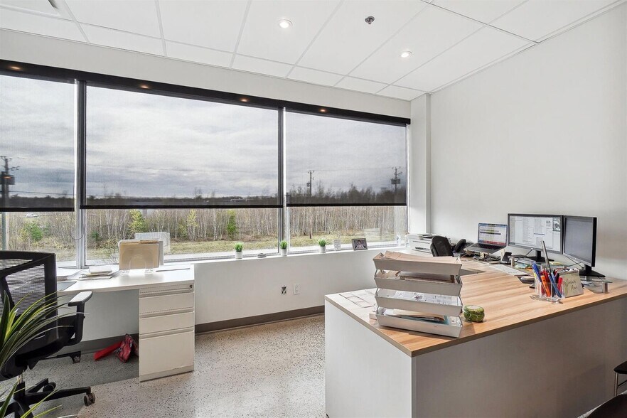 More Photos Of 1015-1037 Rue Des Forges, Terrebonne Warehouse For Lease