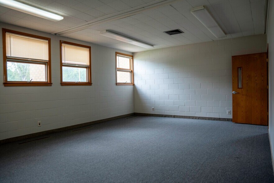 More Photos Of 330 W Halleck St, Papillion Religious Facility For Lease