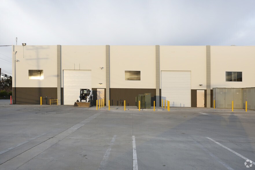 More Photos Of 812-852 Mitchell Rd, Newbury Park Warehouse For Lease