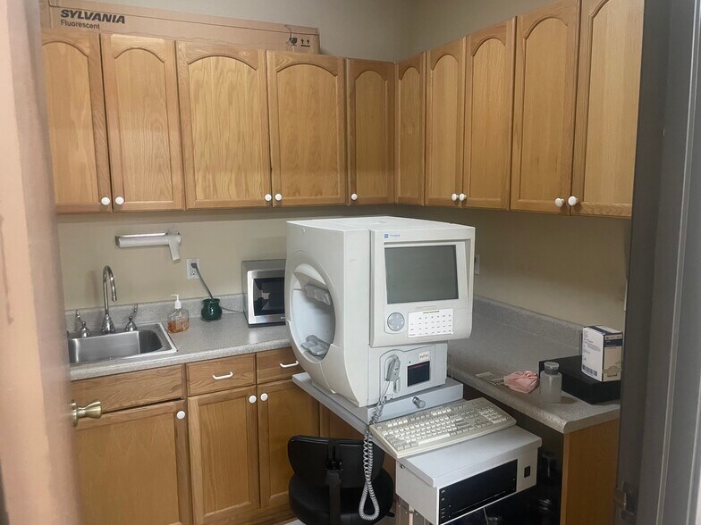 More Photos Of 14124 Foothill Blvd, Sylmar Medical For Lease