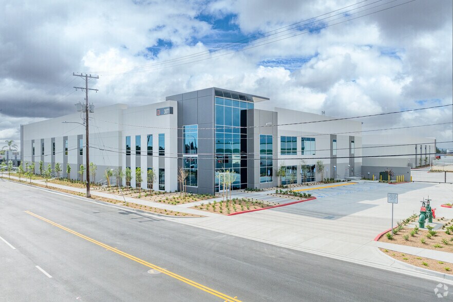 More Photos Of 3071 E Coronado St, Anaheim Warehouse For Lease