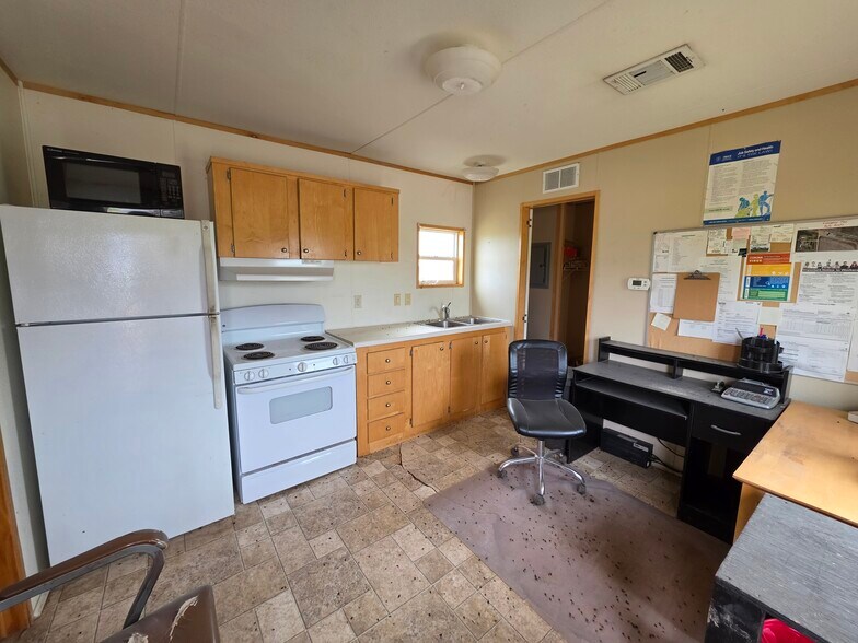 More Photos Of 5118 13th Ave, Simcoe Light Distribution For Sale