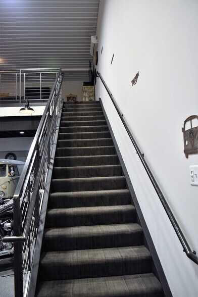 More Photos Of 2108-2260 Ferry Rd, Naperville Showroom For Sale