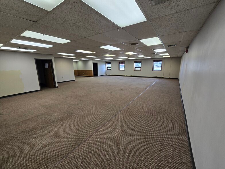 More Photos Of 1600 E Benson Rd, Sioux Falls Office For Sale