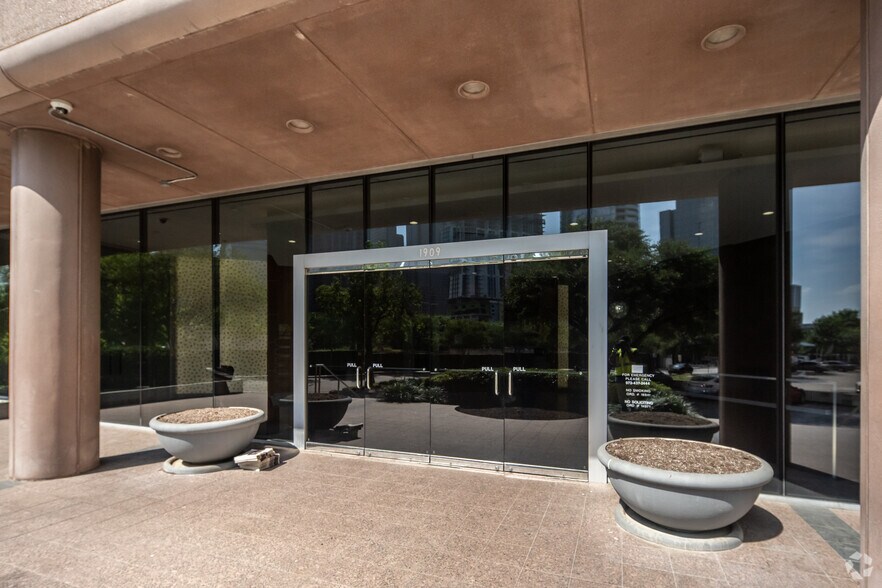 More Photos Of 1909 Woodall Rodgers Fwy, Dallas Office For Lease