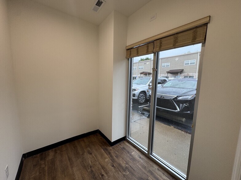 More Photos Of 4922 Port Royal Rd, Spring Hill Showroom For Lease