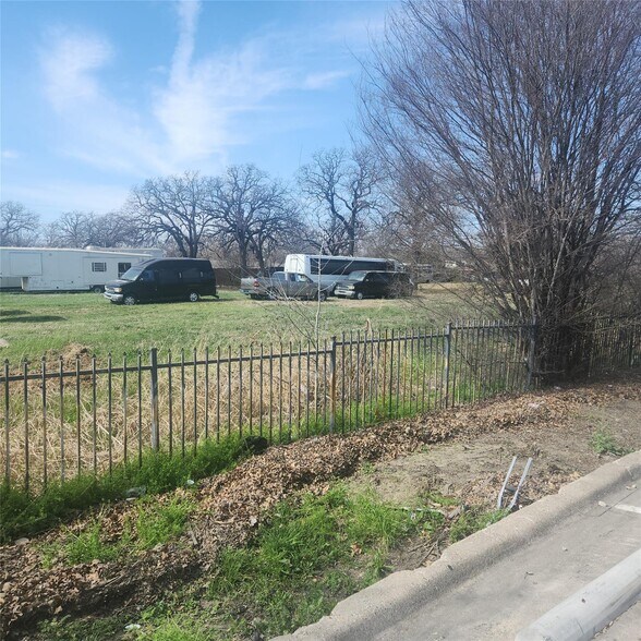 More Photos Of 725 N Walton Walker Blvd, Irving Land For Sale