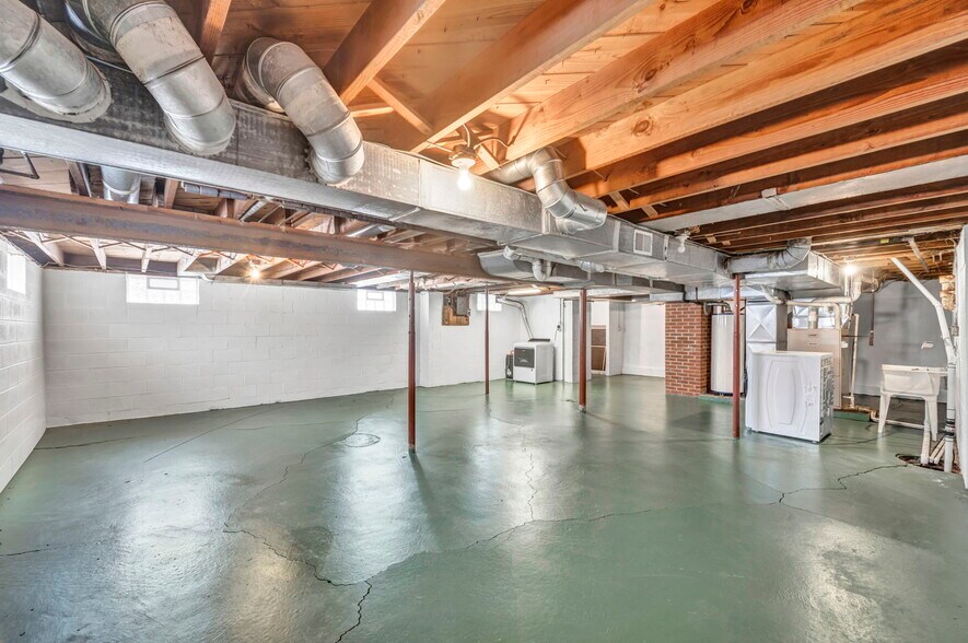 More Photos Of 4085 Herner County Line Rd, Southington Showroom For Sale