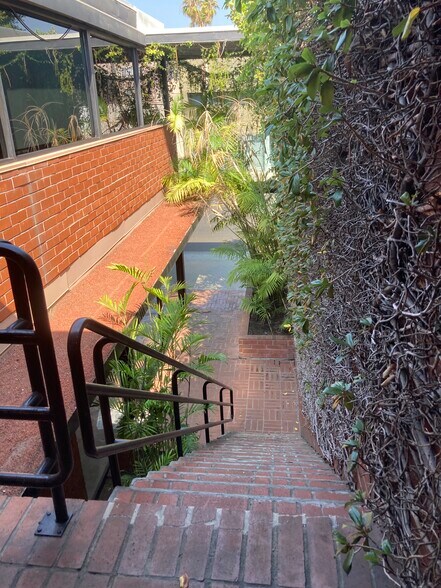 More Photos Of 321-325 S Robertson Blvd, Beverly Hills Storefront Retail Office For Lease