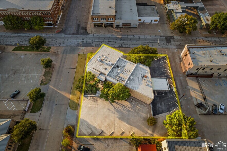 More Photos Of 915 9th St, Wichita Falls Office For Sale