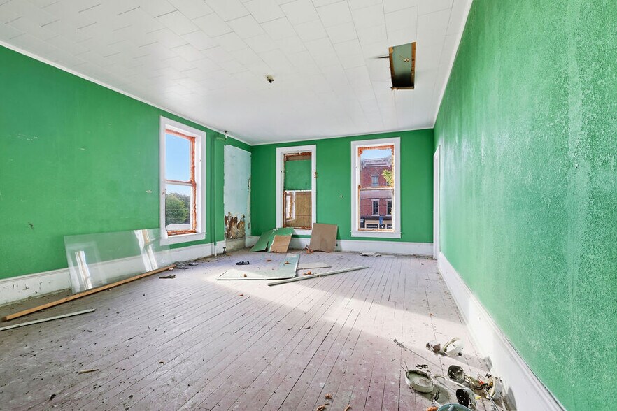 More Photos Of 114-116 W Broadway, Fulton Multifamily For Sale