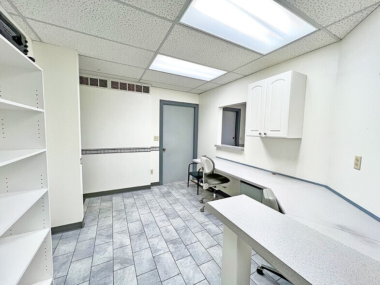 More Photos Of 2900 Frank Scott Pky, Belleville Medical For Sale